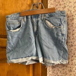 Comfy mid thigh blue Jean shorts from Target. Size 12/31